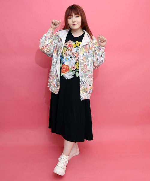 ScoLar（スカラー）の「162613：トマトにゃんこ×花柄 接触冷感パーカー（パーカー・レディース・オフホワイト/ブラック・M）」の3枚目の写真