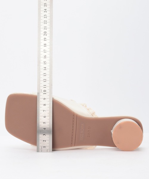 Anely(アネリー)の「レザー調 フロント リボン フリル ミュール(サンダル・レディース・シルバー/アイボリー・22.5cm/23cm/23.5cm/24cm/24.5cm)」の21枚目の写真