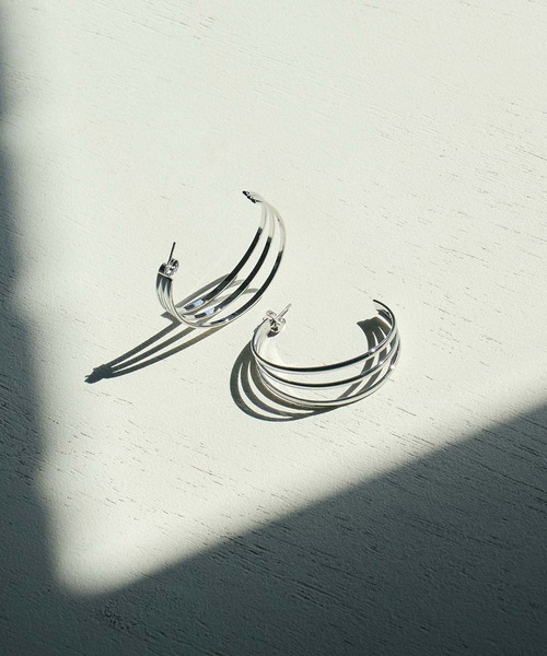 ROSE BUD(ローズバッド)の「THREE LINE PIERCE(ピアス(両耳用)・レディース・シルバー/ゴールド・ONE SIZE)」の1枚目の写真