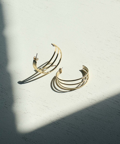 ROSE BUD(ローズバッド)の「THREE LINE PIERCE(ピアス(両耳用)・レディース・シルバー/ゴールド・ONE SIZE)」の2枚目の写真