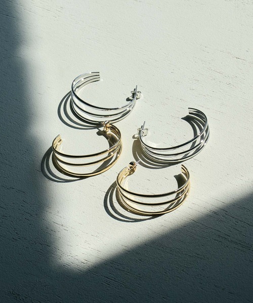 ROSE BUD(ローズバッド)の「THREE LINE PIERCE(ピアス(両耳用)・レディース・シルバー/ゴールド・ONE SIZE)」の5枚目の写真
