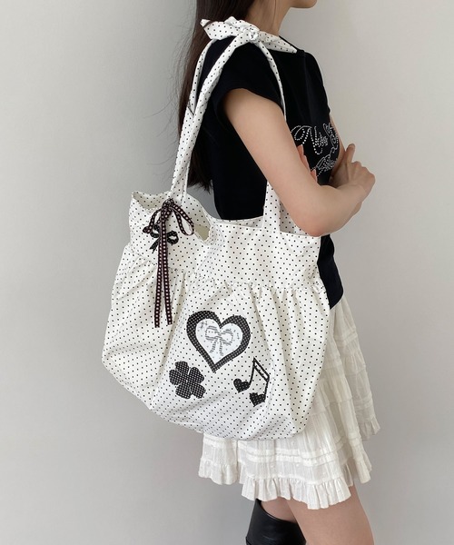 LA VORAGINE(ラ ヴォラジネ)の「4 色展開 水玉 ハート リボン トートバッグ 大容量(トートバッグ・レディース・ピンク/ホワイト/ブラック/ブルー・FREE)」の9枚目の写真