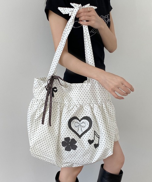 LA VORAGINE(ラ ヴォラジネ)の「4 色展開 水玉 ハート リボン トートバッグ 大容量(トートバッグ・レディース・ピンク/ホワイト/ブラック/ブルー・FREE)」の10枚目の写真