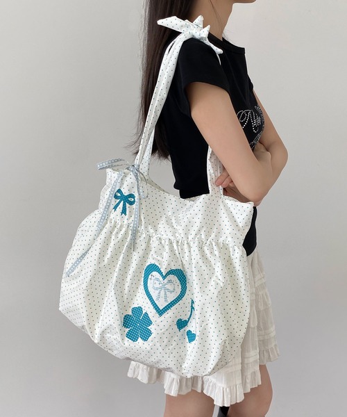 LA VORAGINE(ラ ヴォラジネ)の「4 色展開 水玉 ハート リボン トートバッグ 大容量(トートバッグ・レディース・ピンク/ホワイト/ブラック/ブルー・FREE)」の19枚目の写真