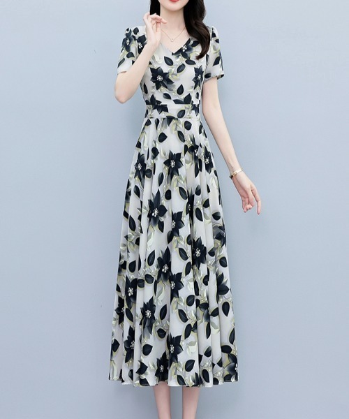 LUCPY(ラクピー)の「フラワーリーフプリント Vネックフレアワンピース(ワンピース・レディース・ホワイト・XX-LARGE/X-LARGE/LARGE/MEDIUM)」の2枚目の写真