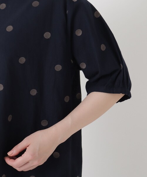 one'sterrace(ワンズテラス)の「綿麻ドット刺繍 パフスリーブブラウス(シャツ/ブラウス・レディース・ネイビー系5/ブラック系8/グレー系その他7・02)」の12枚目の写真