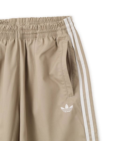 adidas(アディダス)の「adidas ADICOLOR SST COTTON TWILL SHORTS / アディダス アディカラー SST コットン ツイル ショーツ(その他パンツ・メンズ・カーキ・M/L/XL/S/XXL)」の4枚目の写真
