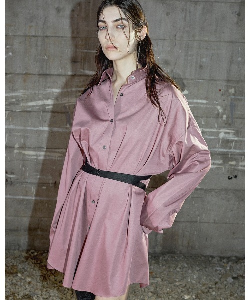 JOHN LAWRENCE SULLIVAN（ジョンローレンスサリバン）の「COTTON SATIN OVERSIZED BELTED SHIRT（シャツ/ブラウス・レディース・ブラック/ピンク/ホワイト・SMALL）」の6枚目の写真