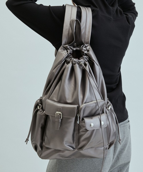 cii(シー)の「【UNISEX】Faux leather metallic backpack / フェイクレザーメタリックリュックサック(バックパック/リュック・メンズ・シルバー/ブラック・FREE)」の2枚目の写真