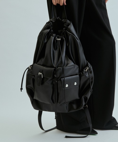 cii(シー)の「【UNISEX】Faux leather metallic backpack / フェイクレザーメタリックリュックサック(バックパック/リュック・メンズ・シルバー/ブラック・FREE)」の4枚目の写真