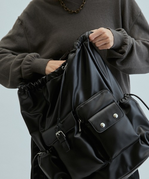 cii(シー)の「【UNISEX】Faux leather metallic backpack / フェイクレザーメタリックリュックサック(バックパック/リュック・メンズ・シルバー/ブラック・FREE)」の5枚目の写真