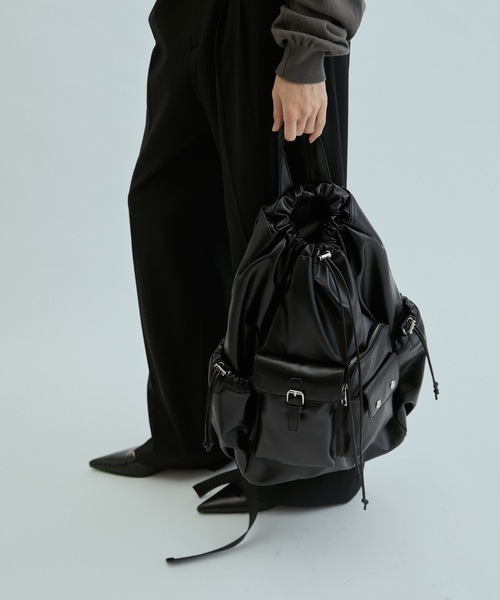 cii(シー)の「【UNISEX】Faux leather metallic backpack / フェイクレザーメタリックリュックサック(バックパック/リュック・メンズ・シルバー/ブラック・FREE)」の6枚目の写真