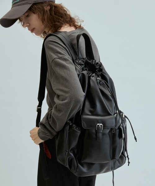 cii(シー)の「【UNISEX】Faux leather metallic backpack / フェイクレザーメタリックリュックサック(バックパック/リュック・メンズ・シルバー/ブラック・FREE)」の3枚目の写真