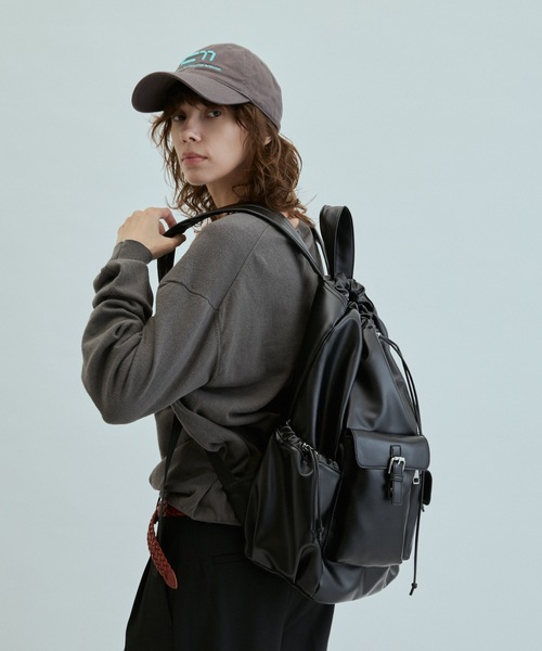cii(シー)の「【UNISEX】Faux leather metallic backpack / フェイクレザーメタリックリュックサック(バックパック/リュック・メンズ・シルバー/ブラック・FREE)」の8枚目の写真