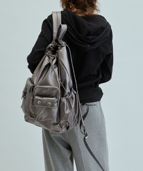 cii(シー)の「【UNISEX】Faux leather metallic backpack / フェイクレザーメタリックリュックサック(バックパック/リュック・メンズ・シルバー/ブラック・FREE)」の12枚目の写真