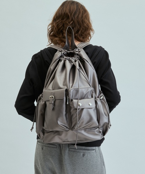 cii(シー)の「【UNISEX】Faux leather metallic backpack / フェイクレザーメタリックリュックサック(バックパック/リュック・メンズ・シルバー/ブラック・FREE)」の13枚目の写真