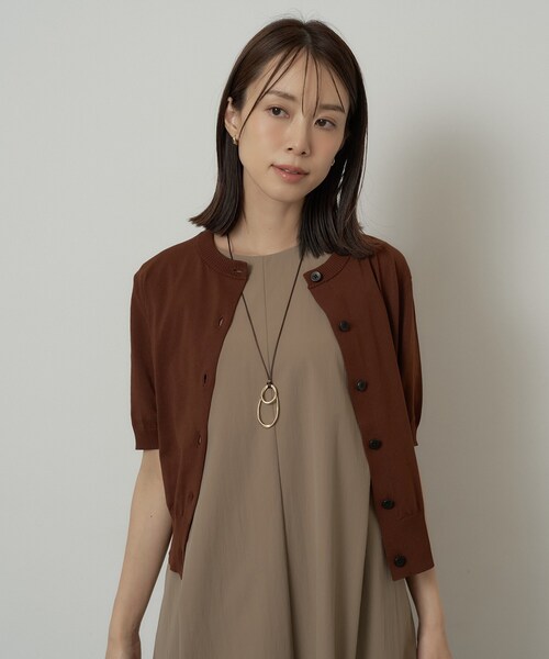 UNTITLED(アンタイトル)の「【すっきりコンパクト】ドライタッチ5分袖カーディガン(カーディガン/ボレロ・レディース・ベージュ/ブラック/ダークブラウン/ブルー・00/02/04/44/48)」の2枚目の写真