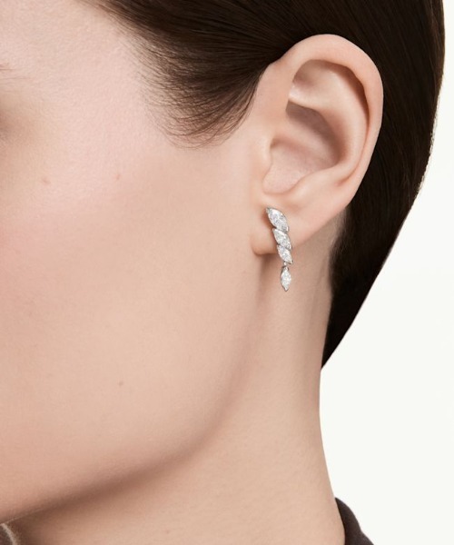 SWAROVSKI（スワロフスキー）の「【公式】【スワロフスキー】Mesmera ピアス, マーキスカット, ホワイト, ロジウム・プレーティング（ピアス（両耳用）・レディース・シルバー系・ONE SIZE）」の2枚目の写真
