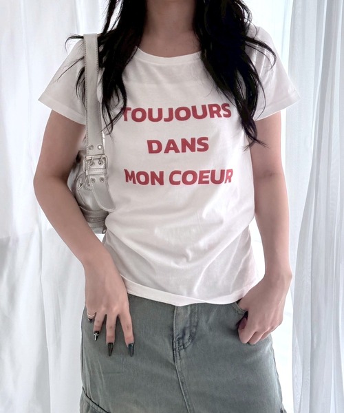 fiere(フィエール)の「レッドテキストプリントショート丈半袖Tシャツ(Tシャツ/カットソー・レディース・ホワイト・WM)」の1枚目の写真