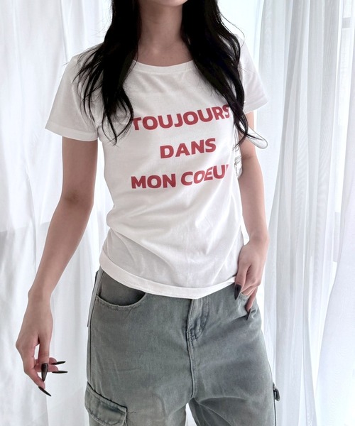 fiere(フィエール)の「レッドテキストプリントショート丈半袖Tシャツ(Tシャツ/カットソー・レディース・ホワイト・WM)」の2枚目の写真