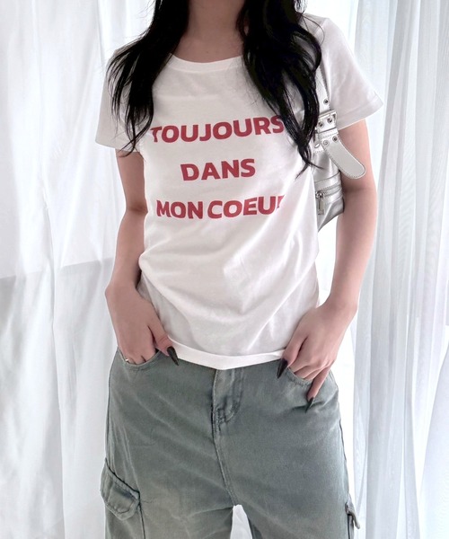 fiere(フィエール)の「レッドテキストプリントショート丈半袖Tシャツ(Tシャツ/カットソー・レディース・ホワイト・WM)」の3枚目の写真