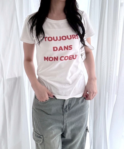 fiere(フィエール)の「レッドテキストプリントショート丈半袖Tシャツ(Tシャツ/カットソー・レディース・ホワイト・WM)」の4枚目の写真