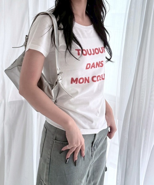 fiere(フィエール)の「レッドテキストプリントショート丈半袖Tシャツ(Tシャツ/カットソー・レディース・ホワイト・WM)」の5枚目の写真