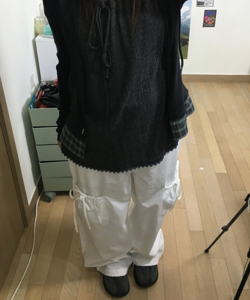SOME PLACE(サムプレイス)の「シャーリングマルチビッグポケットストラップディテールワイドカーゴコットンパンツ_3COLOR(その他パンツ・レディース・ネイビー/ホワイト/ベージュ・FREE)」の13枚目の写真