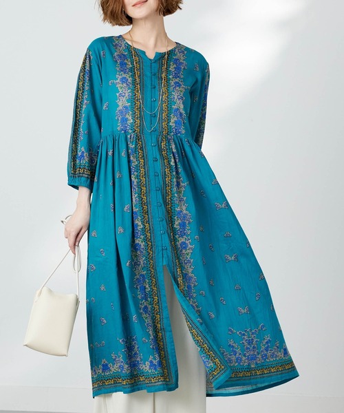 BELLUNA PLUS(ベルーナ)の「花柄プリントワンピース(ワンピース・レディース・チャコール/モスグリーン・X-LARGE/LARGE/MEDIUM)」の2枚目の写真