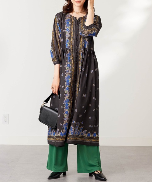 BELLUNA PLUS(ベルーナ)の「花柄プリントワンピース(ワンピース・レディース・チャコール/モスグリーン・X-LARGE/LARGE/MEDIUM)」の3枚目の写真