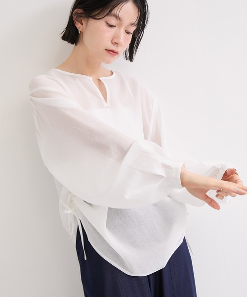 le cercle ADAM ET ROPE'（ルセルクルアダムエロペ）の「サイドギャザーシアーシャツ（シャツ/ブラウス・レディース・サックスブルー/ブラック/ホワイト・FREE）」の2枚目の写真