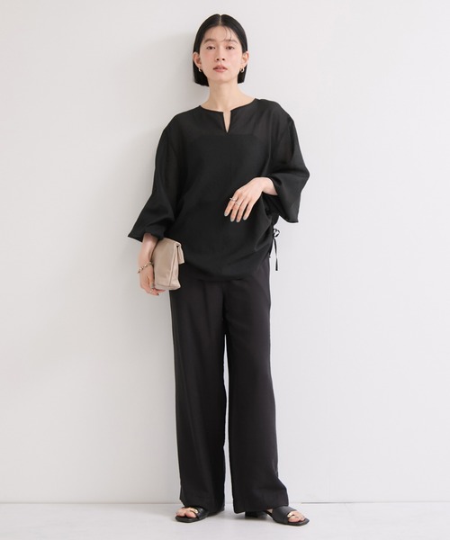 le cercle ADAM ET ROPE'（ルセルクルアダムエロペ）の「サイドギャザーシアーシャツ（シャツ/ブラウス・レディース・サックスブルー/ブラック/ホワイト・FREE）」の4枚目の写真