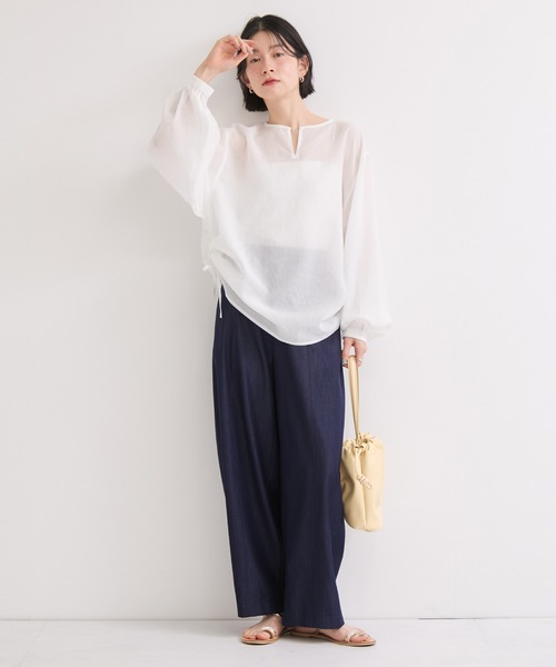 le cercle ADAM ET ROPE'（ルセルクルアダムエロペ）の「サイドギャザーシアーシャツ（シャツ/ブラウス・レディース・サックスブルー/ブラック/ホワイト・FREE）」の8枚目の写真