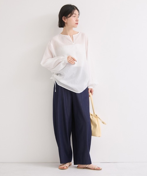 le cercle ADAM ET ROPE'（ルセルクルアダムエロペ）の「サイドギャザーシアーシャツ（シャツ/ブラウス・レディース・サックスブルー/ブラック/ホワイト・FREE）」の9枚目の写真