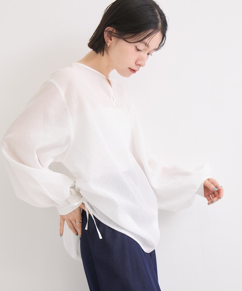 le cercle ADAM ET ROPE'（ルセルクルアダムエロペ）の「サイドギャザーシアーシャツ（シャツ/ブラウス・レディース・サックスブルー/ブラック/ホワイト・FREE）」の13枚目の写真