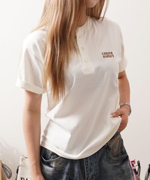 Laufer（ロイファー）の「【Laufer】ボトルラベル クロップド ヘンリーネックTシャツ   バックプリント&胸刺繍 ユニセックス（Tシャツ/カットソー）」