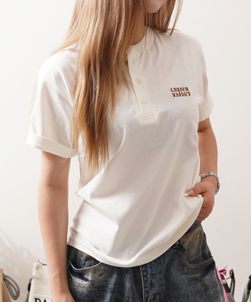 Laufer(ロイファー)の「【Laufer】ボトルラベル クロップド ヘンリーネックTシャツ / バックプリント&胸刺繍 ユニセックス(Tシャツ/カットソー・メンズ・ネイビー/ナチュラル/ブラック/スミクロ・M/S/L)」の3枚目の写真