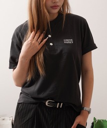 Laufer（ロイファー）の「【Laufer】ボトルラベル クロップド ヘンリーネックTシャツ   バックプリント&胸刺繍 ユニセックス（Tシャツ/カットソー）」