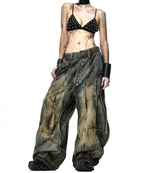 RICH（リッチ）の「【RICH】MULTI RIVET DIRT WASHED WIDE PANTS  / 【RICH】ダーティーウォッシュリベットワイドデニムパンツ＜着用動画あり＞（デニムパンツ・メンズ・チャコール・M/XS）」の3枚目の写真