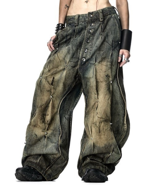 RICH（リッチ）の「【RICH】MULTI RIVET DIRT WASHED WIDE PANTS  / 【RICH】ダーティーウォッシュリベットワイドデニムパンツ＜着用動画あり＞（デニムパンツ・メンズ・チャコール・M/XS）」の2枚目の写真