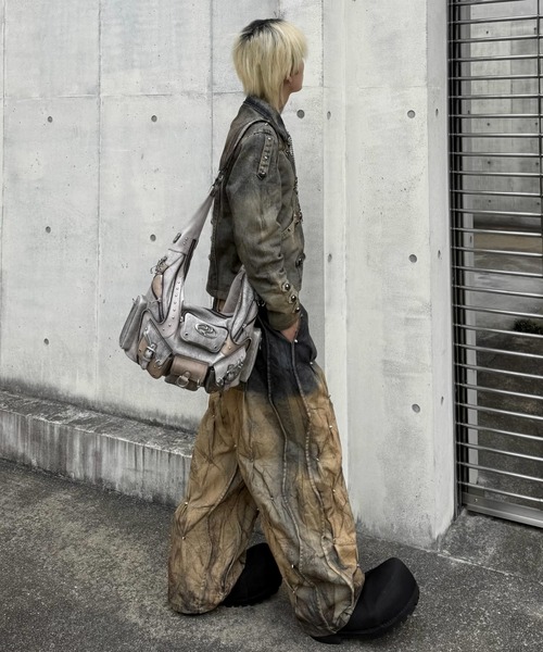 RICH（リッチ）の「【RICH】MULTI RIVET DIRT WASHED WIDE PANTS  / 【RICH】ダーティーウォッシュリベットワイドデニムパンツ＜着用動画あり＞（デニムパンツ・メンズ・チャコール・M/XS）」の22枚目の写真