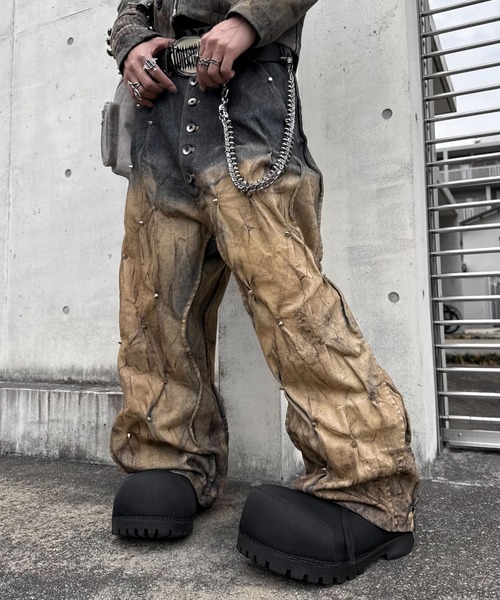 RICH（リッチ）の「【RICH】MULTI RIVET DIRT WASHED WIDE PANTS  / 【RICH】ダーティーウォッシュリベットワイドデニムパンツ＜着用動画あり＞（デニムパンツ・メンズ・チャコール・M/XS）」の15枚目の写真