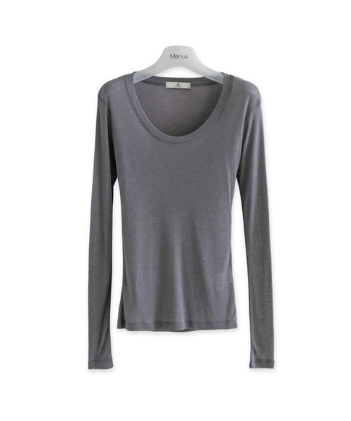 MEMUA(メムア)の「シスレイヤードUネックTシャツ(ブラック)(Tシャツ/カットソー・レディース・ホワイト/ブラック/チャコール/グレー/ブラウン/ベージュ・FREE)」の3枚目の写真