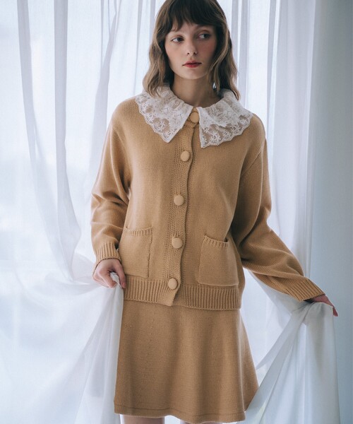 SELFIST(セルフィスト)の「【kariさんコラボ】レース衿カーデ×ミニスカートSET(ワンピース・レディース・ベージュ/チャコールグレー・フリー)」の1枚目の写真