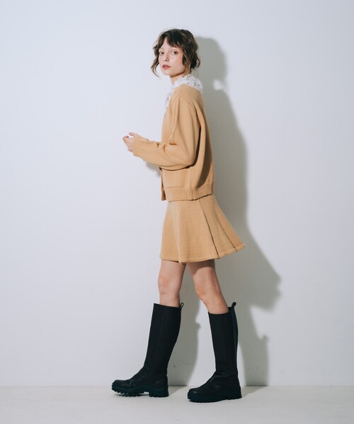 SELFIST(セルフィスト)の「【kariさんコラボ】レース衿カーデ×ミニスカートSET(ワンピース・レディース・ベージュ/チャコールグレー・フリー)」の4枚目の写真