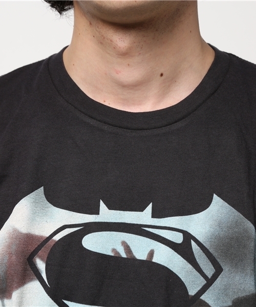 JUNK FOOD（ジャンクフード）の「Batman VS Superman/バットマン/スーパーマン　Tシャツ（Tシャツ/カットソー・メンズ・ブラック・X-SMALL/SMALL/MEDIUM）」の4枚目の写真