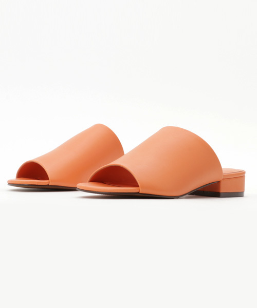 CHARLES & KEITH(チャールズ & キース)の「ローヒールミュール / LOW HEEL MULES(サンダル・レディース・ブラック/ライトブラウン/オレンジ/ゴールド・24cm/22.5cm/23.5cm/24.5cm/22cm/23cm)」の1枚目の写真