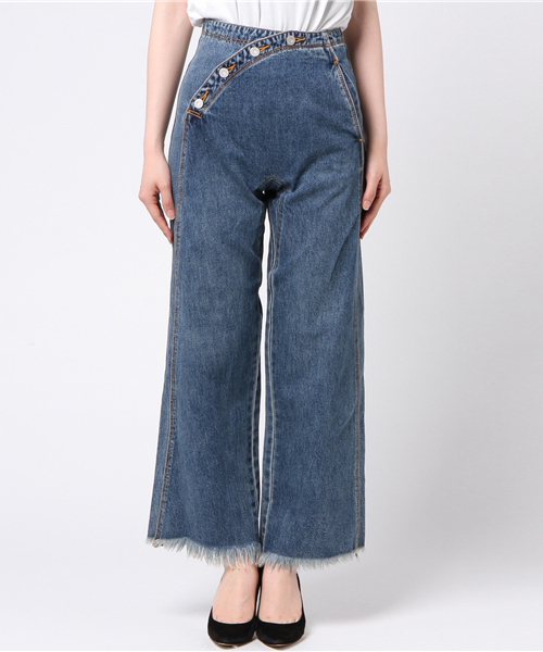 MOUSSY（マウジー）の「FRONT BUTTON WIDE DENIM（デニムパンツ・レディース・ブルー・23inch/24inch/25inch/26inch）」の2枚目の写真