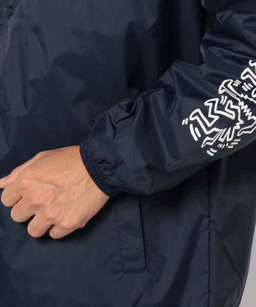 SHIPS JET BLUE(シップスジェットブルー)の「SHIPS JET BLUE: Keith Haring コーチジャケット(ナイロンジャケット・メンズ・ブラック/ネイビー/グレー・MEDIUM/LARGE)」の5枚目の写真