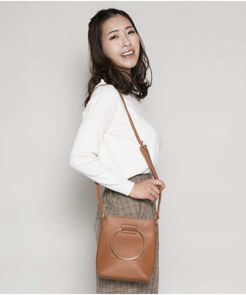 PLAIN CLOTHING（プレーンクロージング）の「ゴールドハンドル2wayバッグ（ショルダーバッグ・レディース・キャメル/ベージュ/グレー/ブラック/ワイン・FREE）」の4枚目の写真